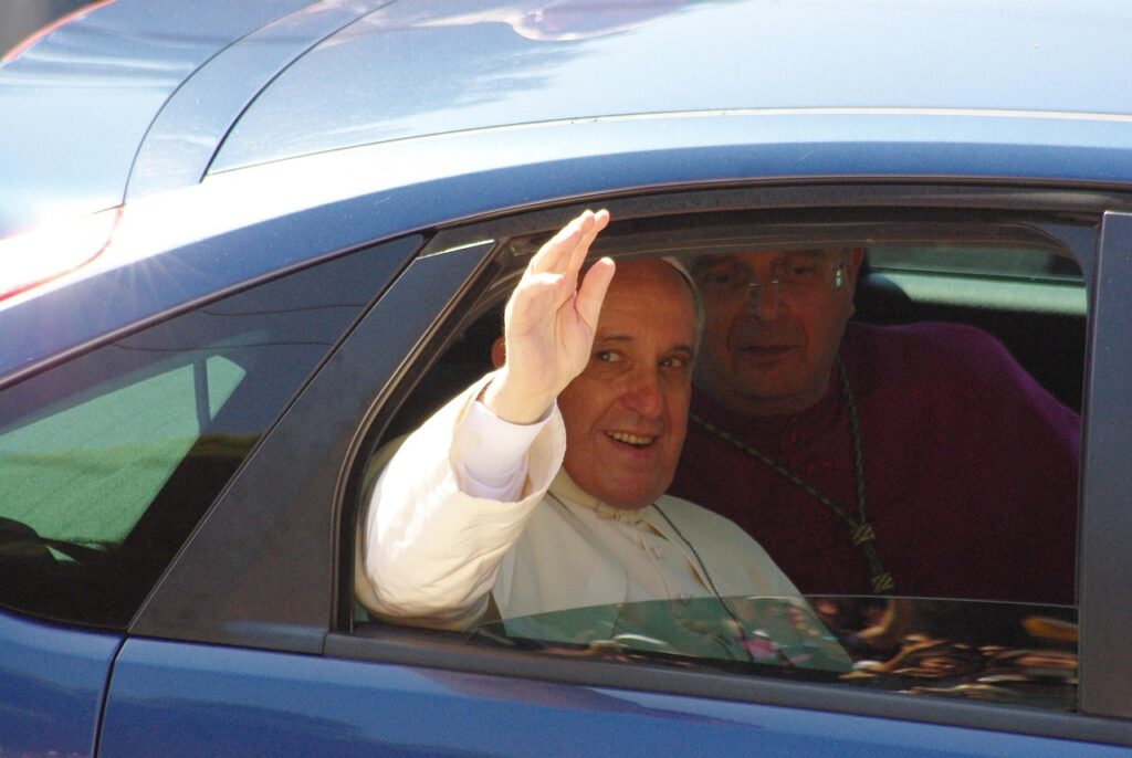 pope, francis, cagliari, vatican, auto, hello, hand, greetings, catholic, religion, pope, pope, pope, pope, pope, francis, hello, hello, catholic